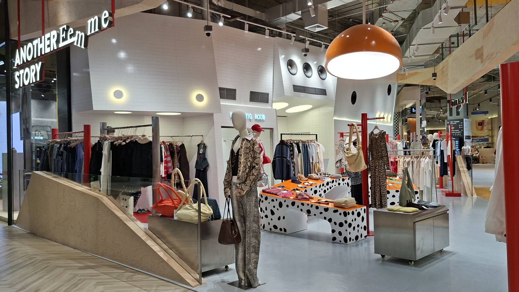 Clothing gondolas under the pendant light