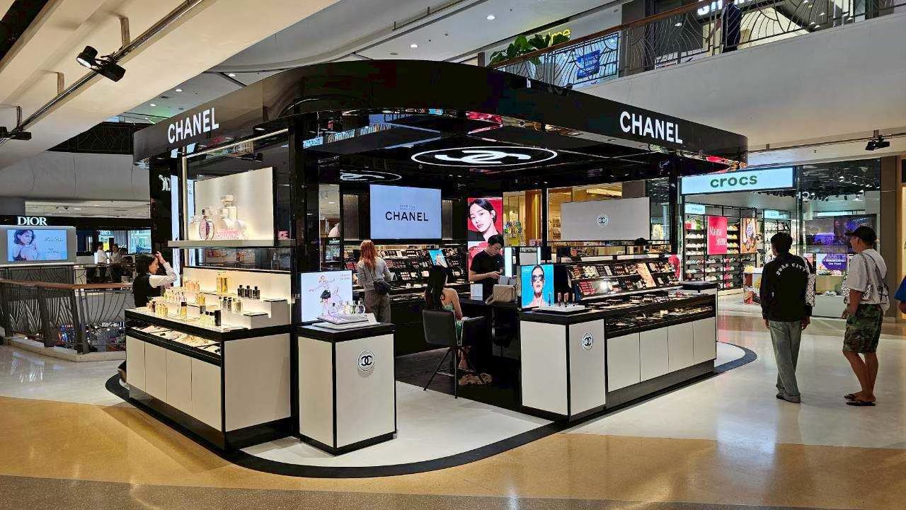 The freestanding podium in the mall atrium