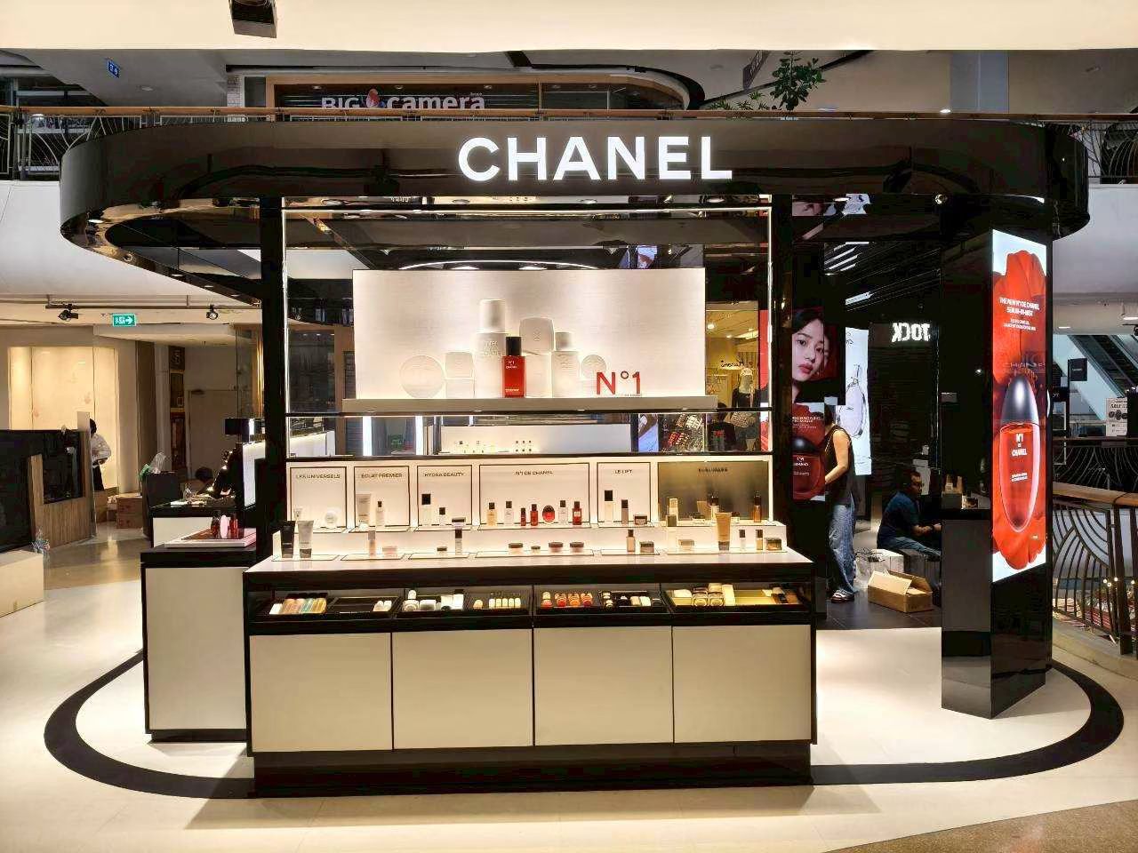 Fragrance display with CHANCE lightbox pillar