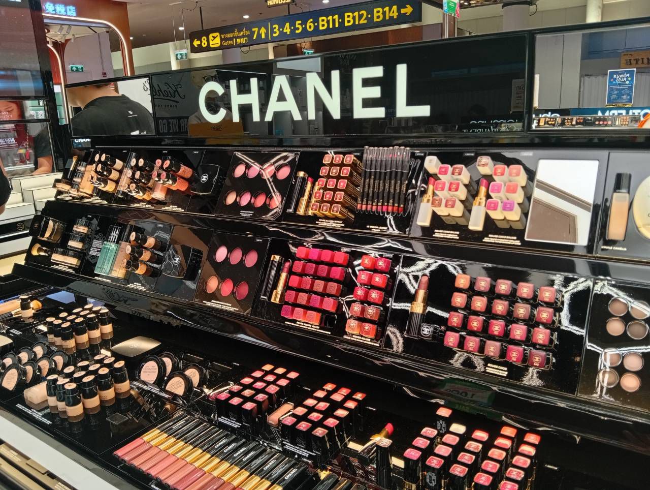 Makeup display with full colour gradient