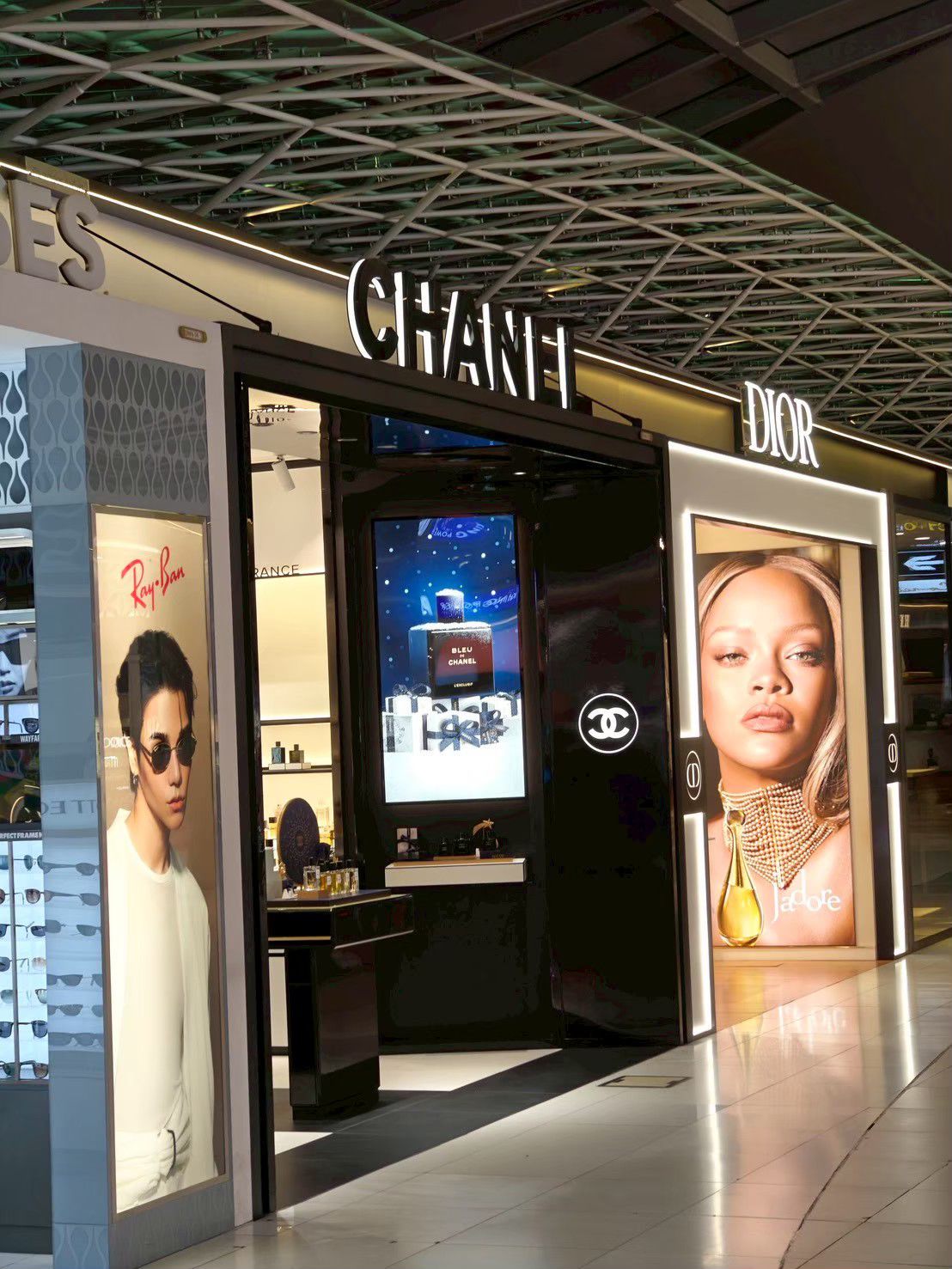 Entrance portal with campaign screens