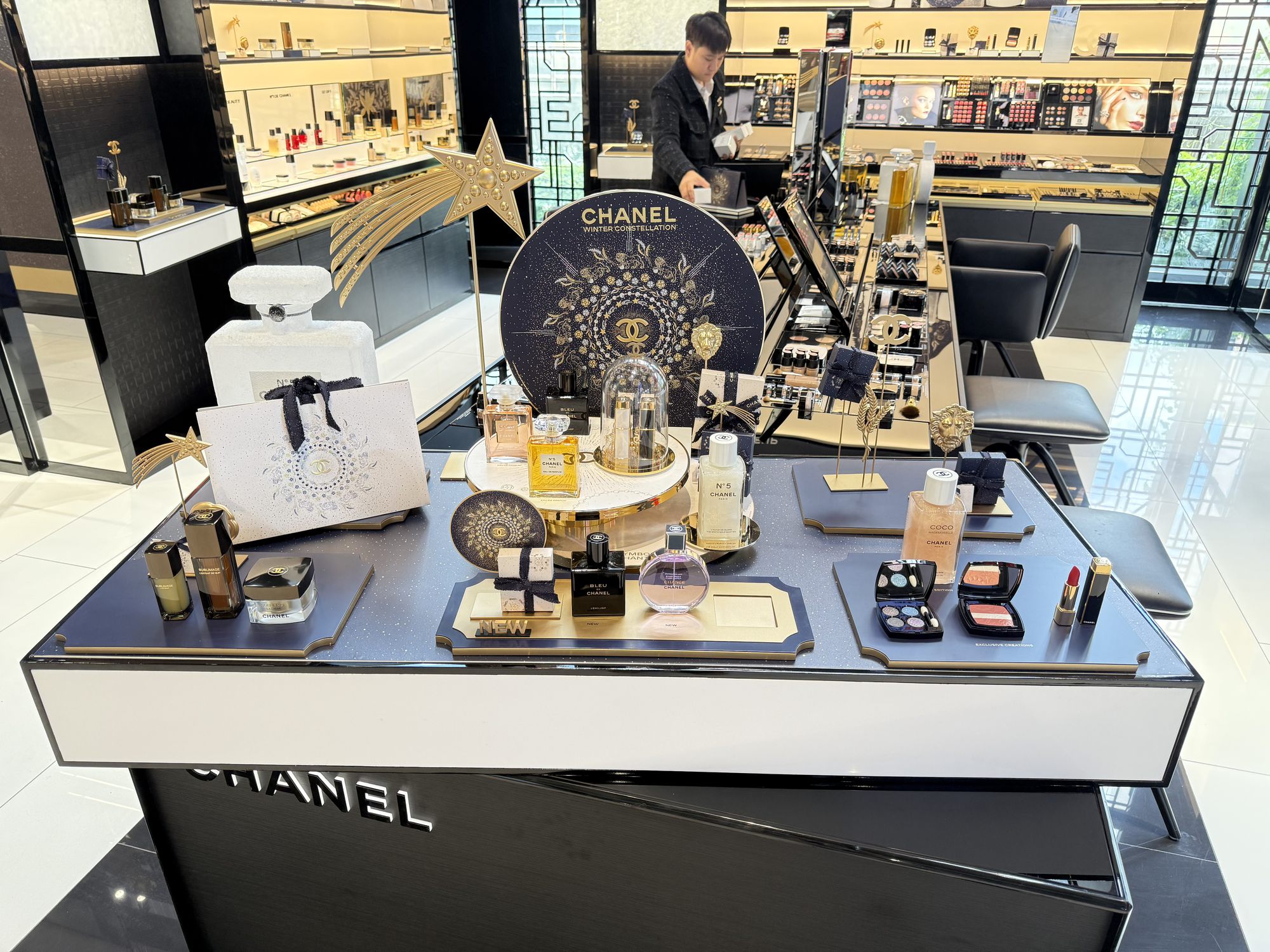 Holiday counter-top display with gift sets