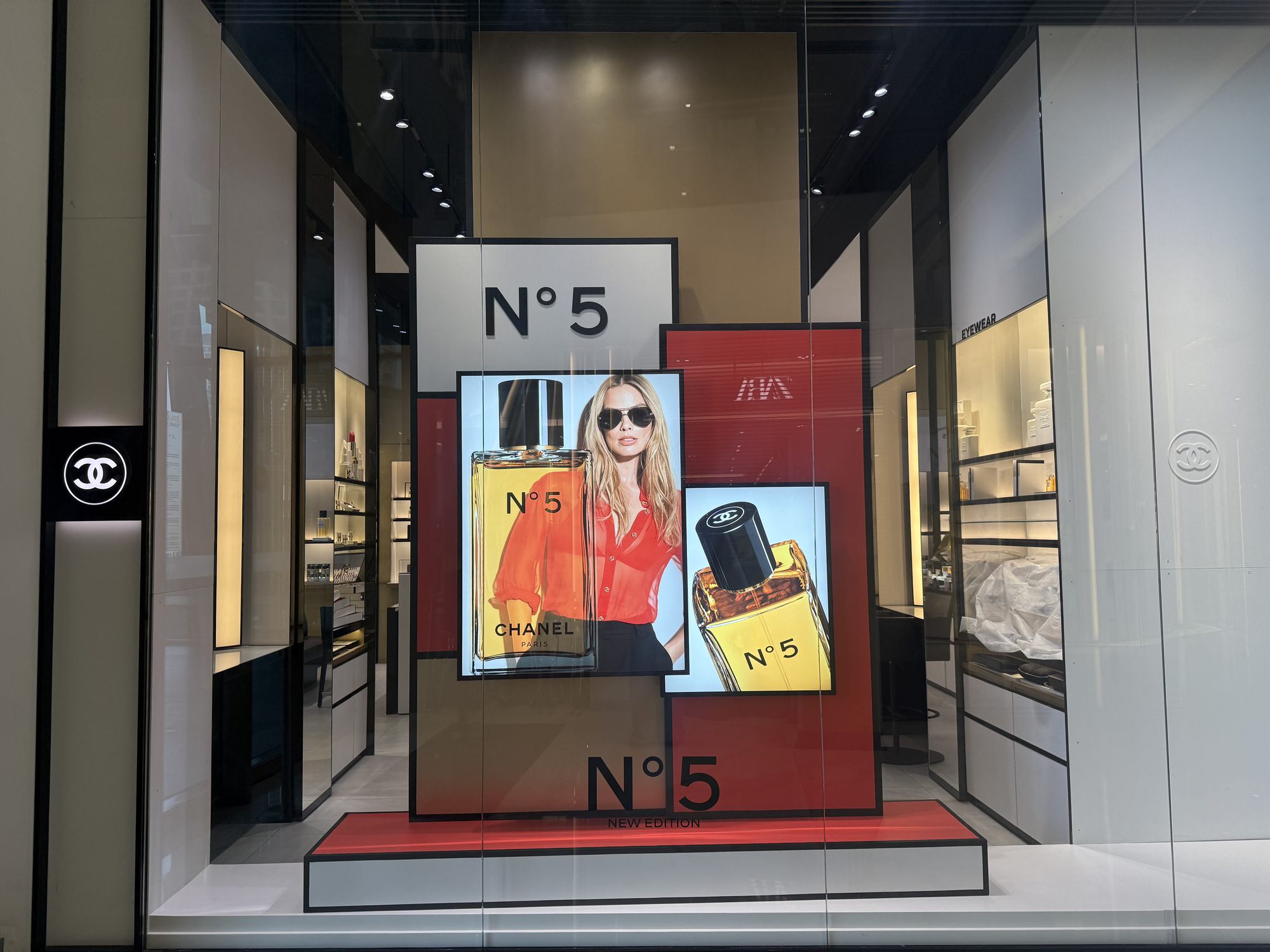 N°5 window display with campaign visual