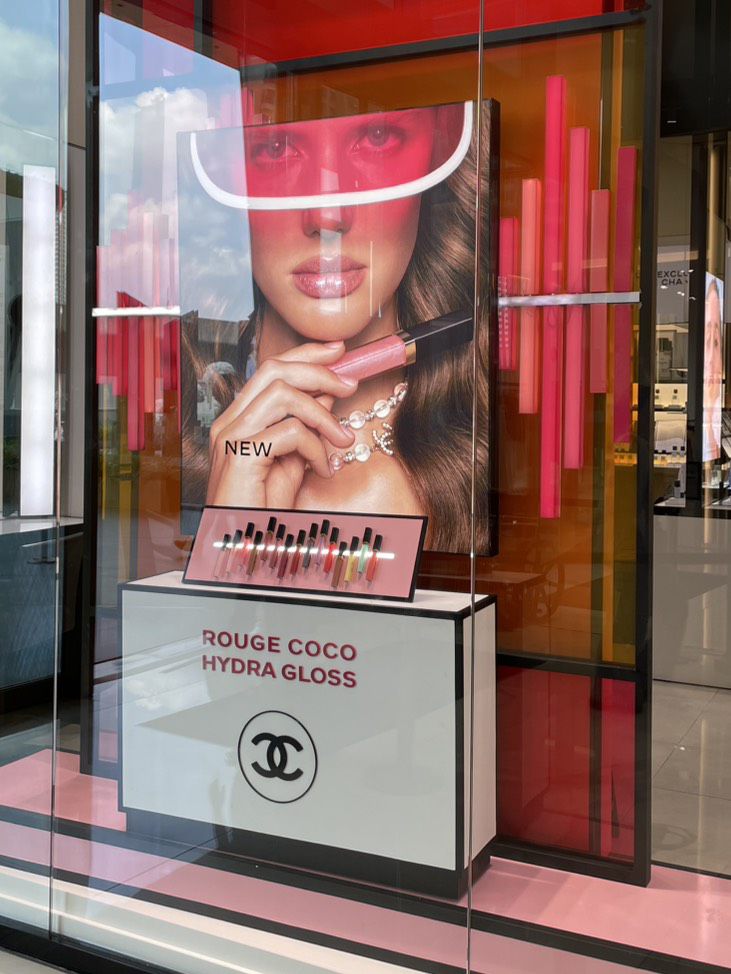 Rouge Coco Hydra Gloss window pillar in pink