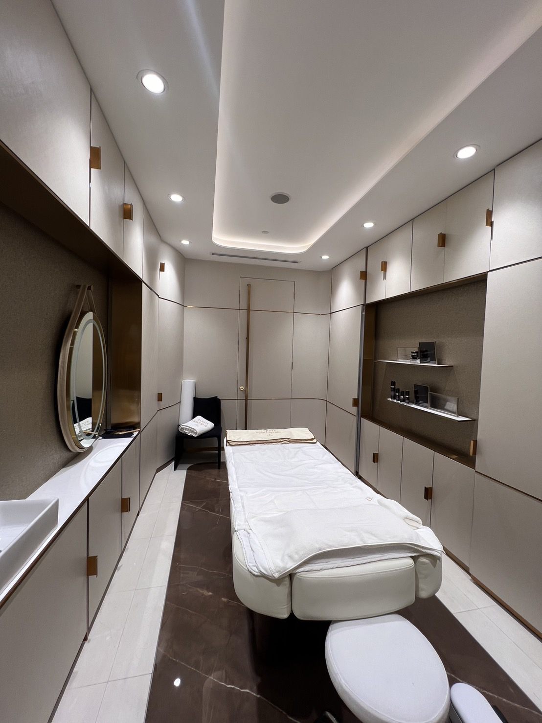 Treatment cabin in soft panelling