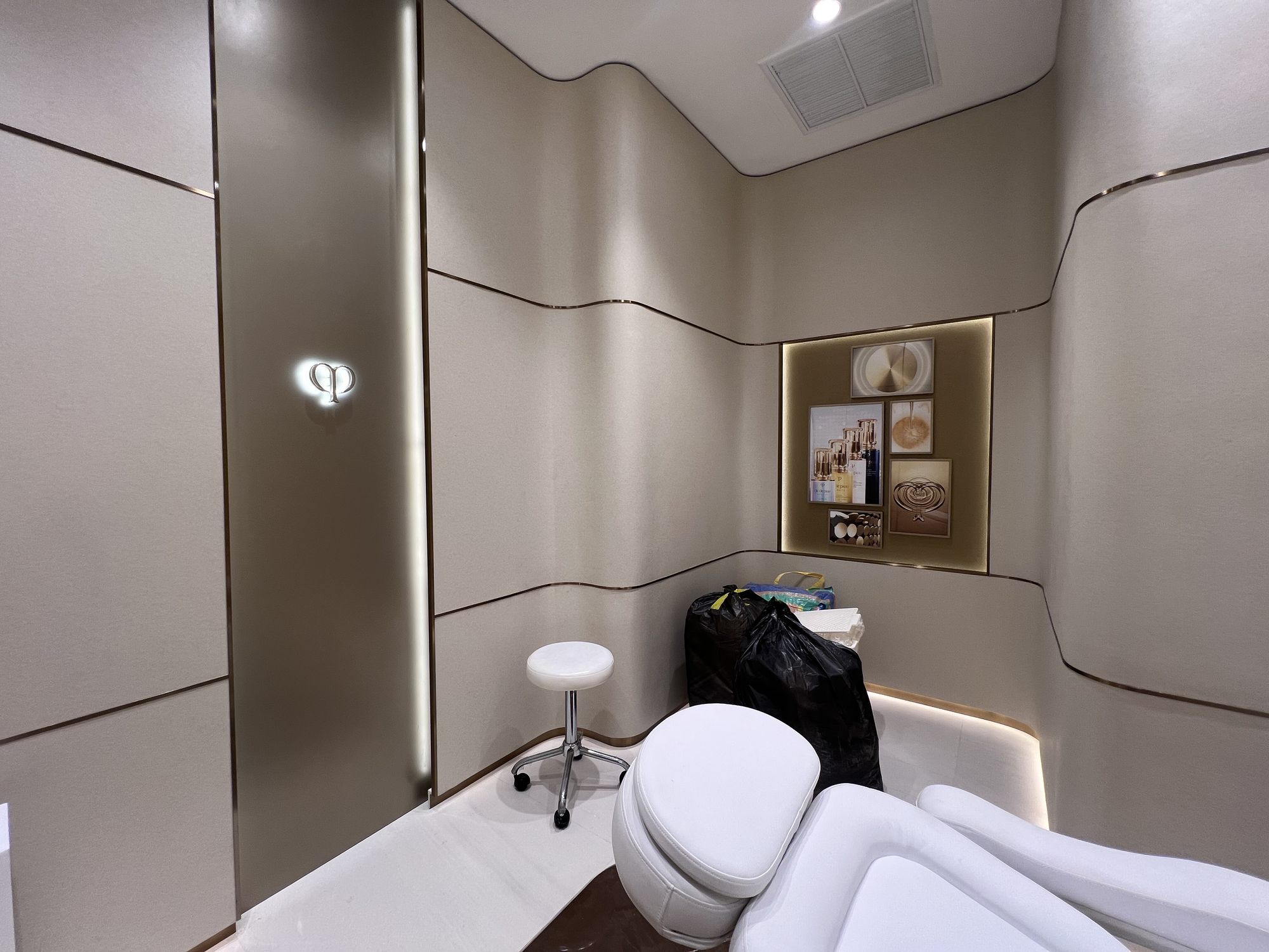 Treatment cabin with brand bed linen