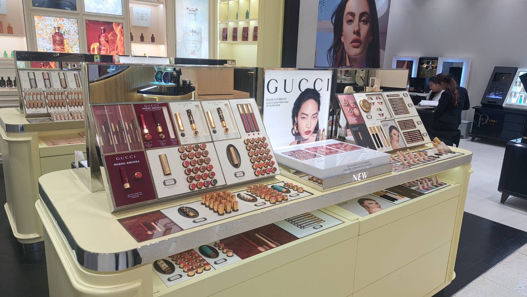 Display tables with campaign visuals