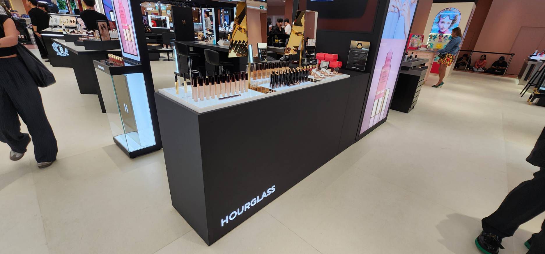 Hourglass counter at Central Chidlom