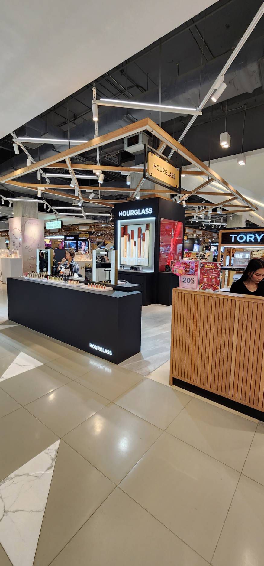 Counter zone at the beauty hall entrance