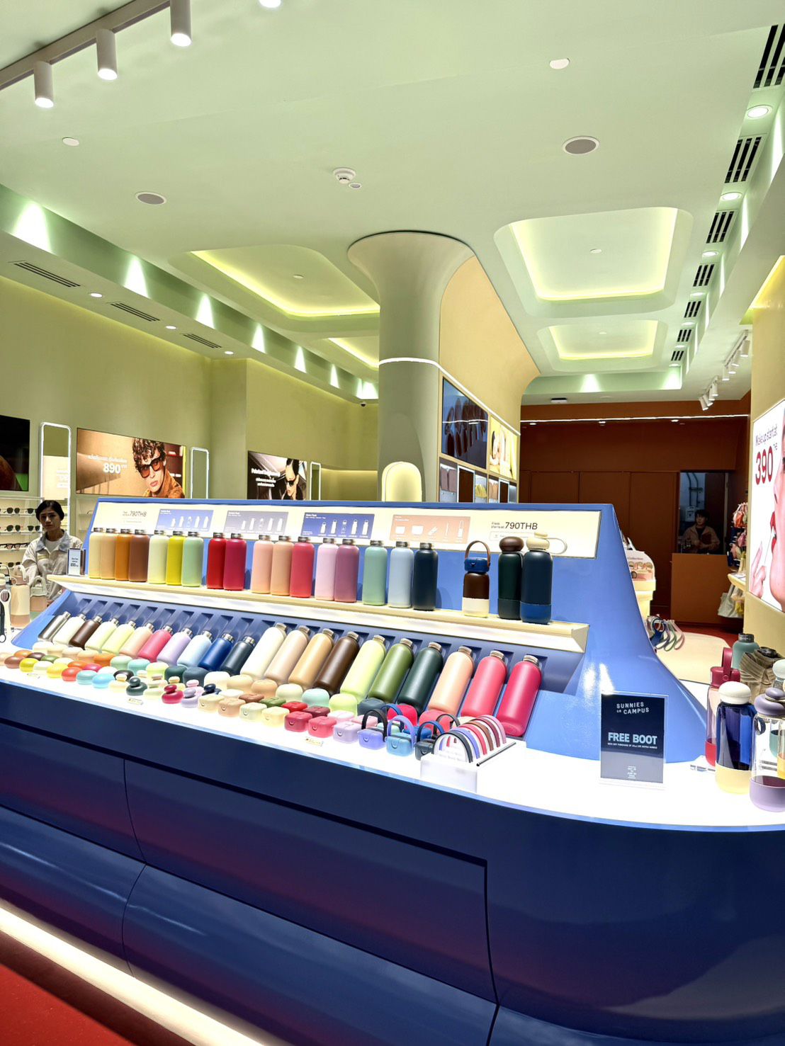Colour-blocked eyewear counter