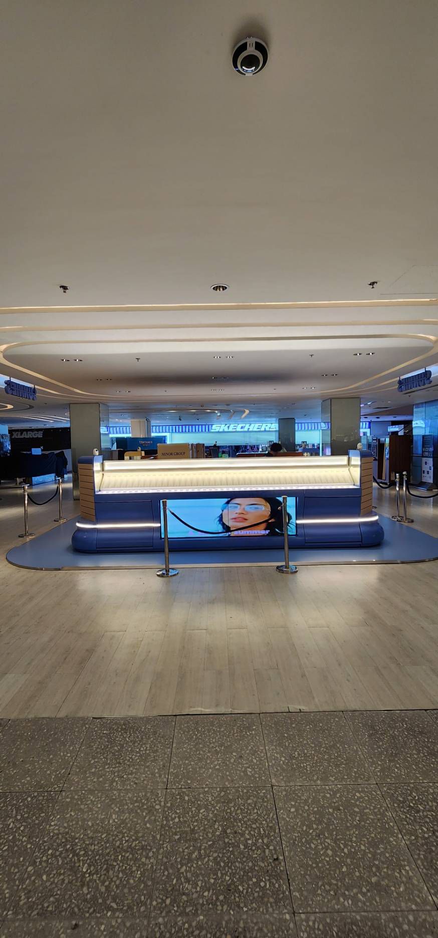 Sunnies island at CentralWorld — curved gold-lit canopy over blue counters